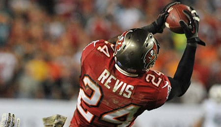 Darrelle Revis has signed with the New England Patriots.