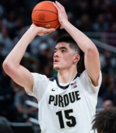 Zach Edey keeps finding ways to help the Purdue Boilermakers win.